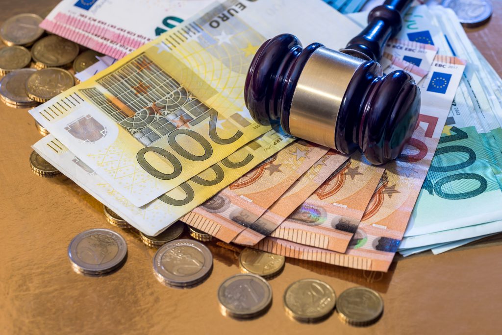 Kalapács euróbankjegyekkel és érmékkel – követelésbehajtás és felszámolási eljárás illusztráció